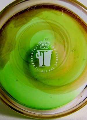 Logo i bunden af Dyrups 50 års jubilæumsvase